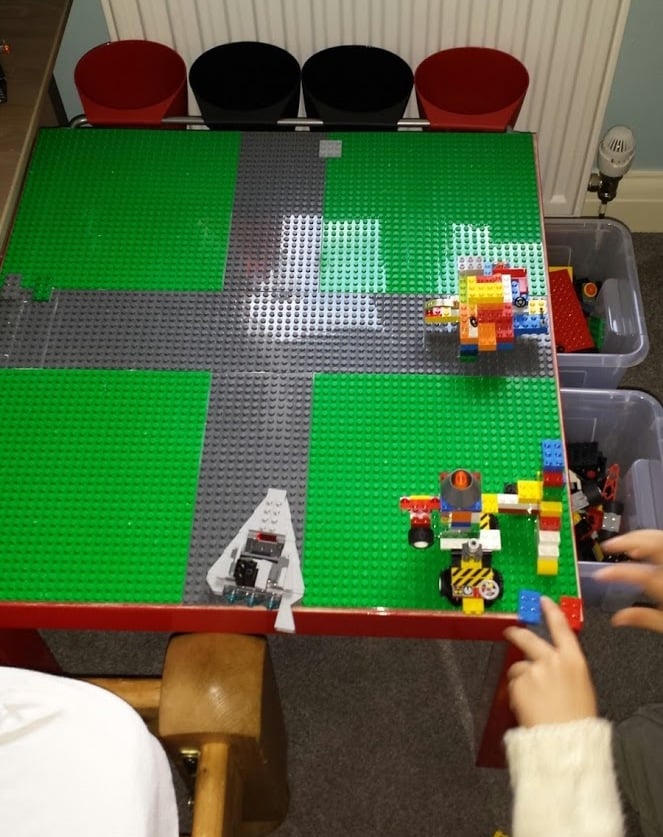 Mesa LEGO con almacenamiento incorporado